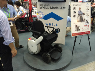 次世代型電動車いすWHILL 　　　手のひらで操作ができます。一際注目を浴びていました。