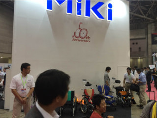 車いすメーカーMiKiさんのブースです。 　　　弊社も超コンパクトサイズの電動車いすのskit_JUXを取扱いしております。