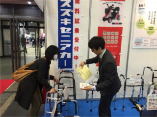 新入社員も連日、積極的にお客様にご案内をしていました。