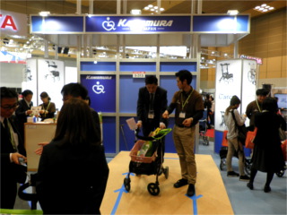  厚生労働省や経済産業省が導入を支援している 介護ロボットに関連して「電動アシスト機能付き歩行車」を 出展しているメーカーが注目を浴びていました。