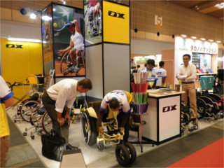 オフロードバイクみたいな車いすがありました。 スポーツ用車いすで有名なオーエックスエンジニアリングさんの ブース。見た目はがっちりしていましたがとても軽量でした。
