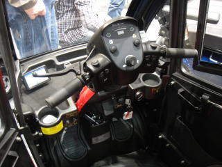 運転席横には何と「カーナビ」が！マジですか？