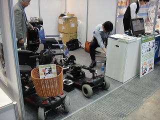 こちらはエスコさん。分解可能な電動カートを展示されていました。