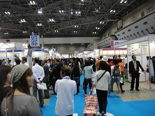 混雑時はこんな感じです。じっくり見るのは朝一がいいかも。