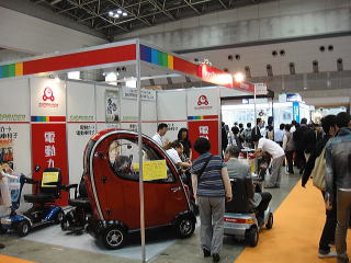 SHOPRIDER JAPANさん。 屋根付電動カートは公道走行不可だそうです。