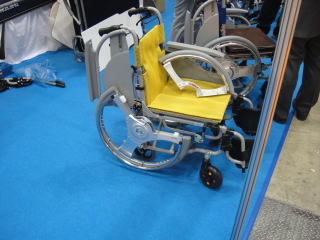 こちらは車輪が分割される車いす。移乗時に便利です。