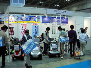 弊社ブースです。色んなメーカーの電動カートを展示しました。