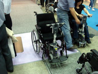 あなたの車いすが電動に手動スクーターに変身！（アルバジャパン）