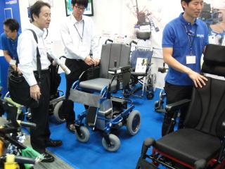 今仙技術研究所様②　座面が昇降する電動車いす。