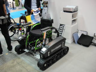 オットーボック・ジャパン様のスカウトクローラー！キャタピラーが 装着された電動車部分に自身の車いすを装着して使用します。